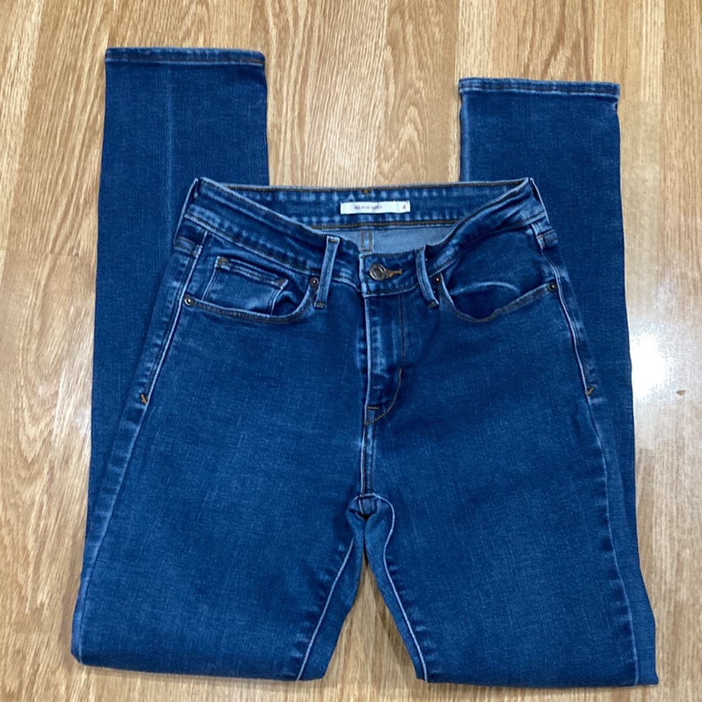 *SOLD* Levi Strauss Women’s Mid Rise Skinny Jeans. 
Sz 4
